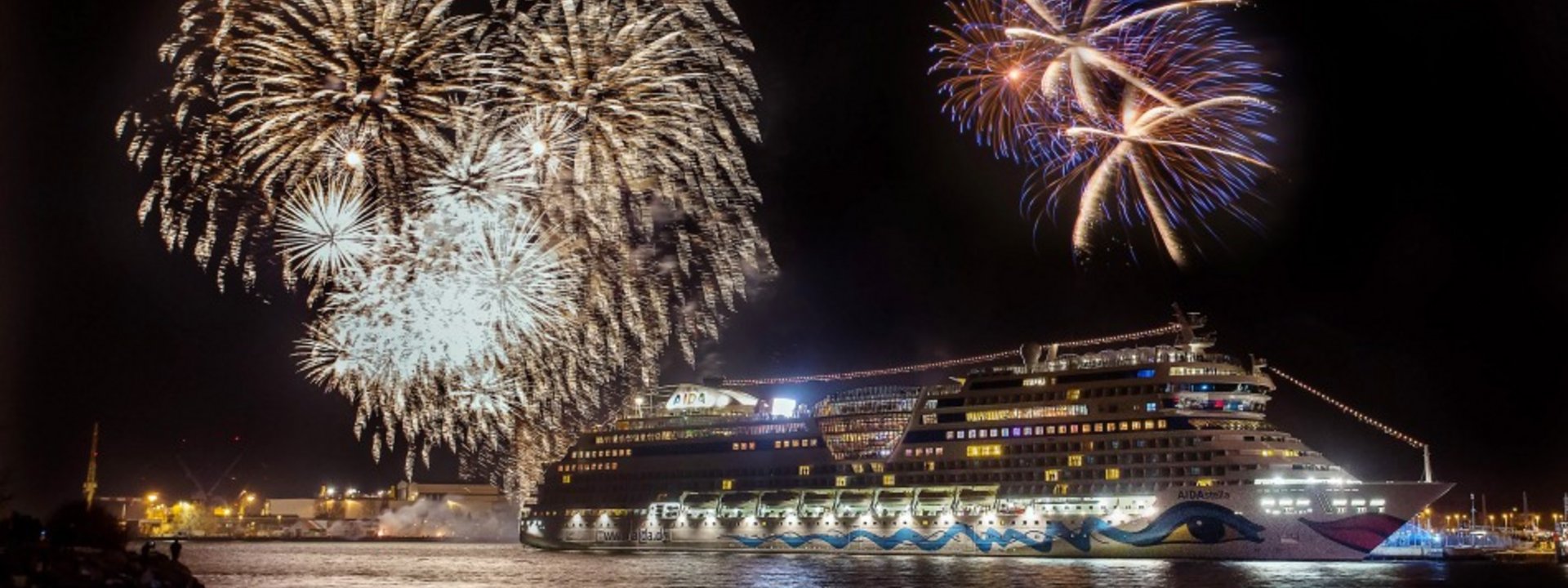 AIDAstella ist getauft! Zehn Taufpatinnen und großes Feuerwerk lassen neues Kreuzfahrtschiff erstrahlen