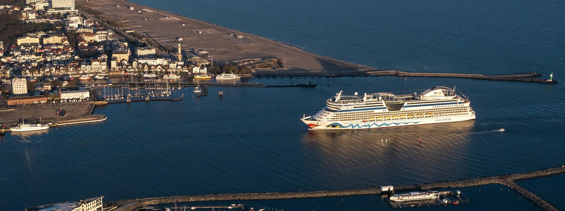 AIDA Cruises eröffnet Kreuzfahrtsaison in Warnemünde