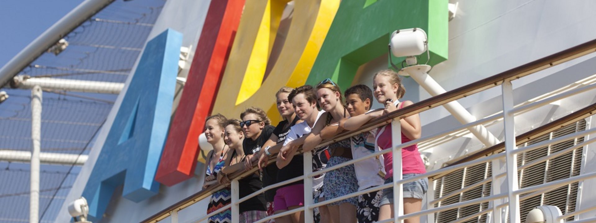 Ferienprogramm auf den AIDA Schiffen: Mit der coolsten Kinderband der Welt „Deine Freunde“, Robotern, Fußball und vielem mehr