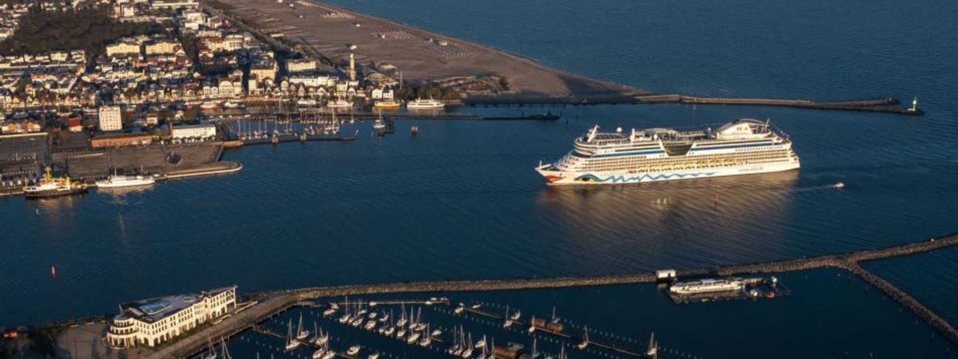 AIDAdiva eröffnet die Kreuzfahrtsaison in Warnemünde