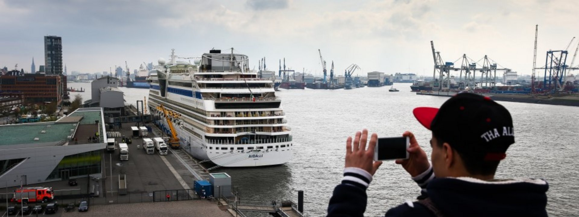 Geburtstagsparty im Doppelpack: AIDAprima feiert Einjähriges zum HAFENGEBURTSTAG HAMBURG