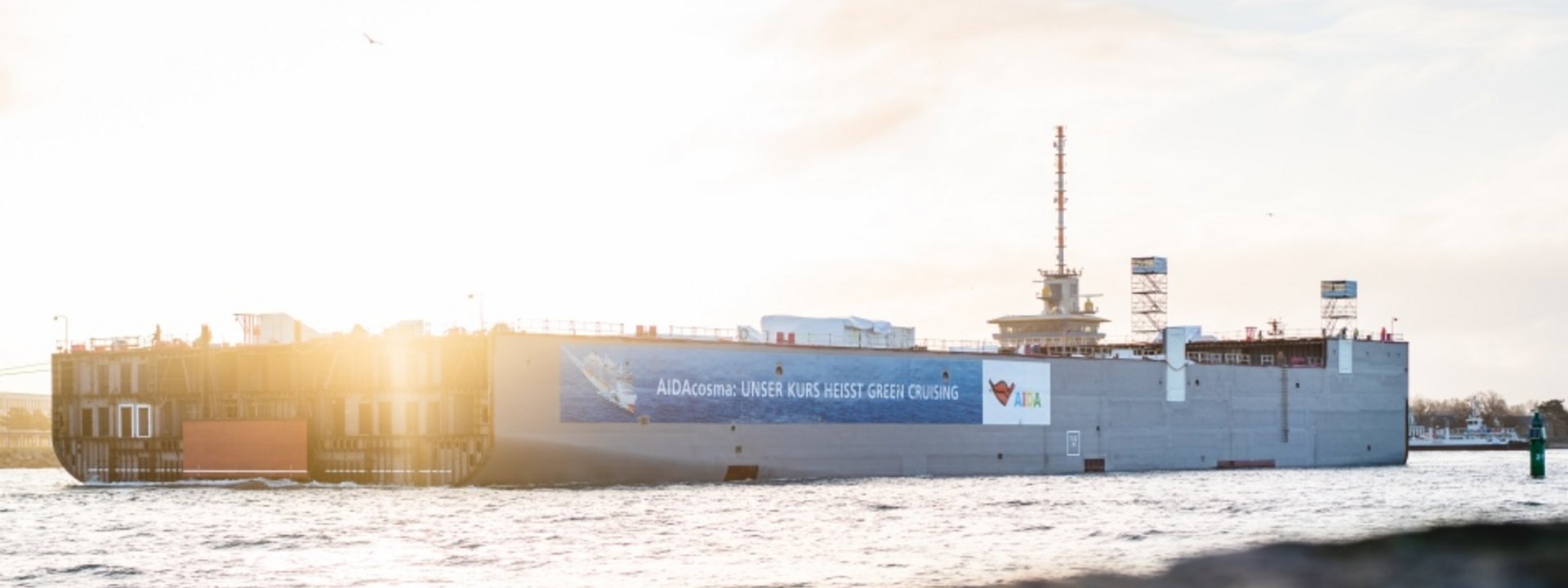 AIDAcosma: 140 Meter langes LNG-Maschinenraummodul wird von Rostock-Warnemünde nach Papenburg überführt